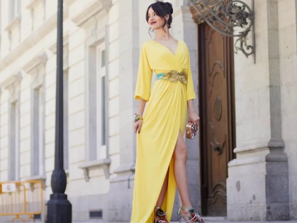 Accesorios para combinar con un vestido amarillo
