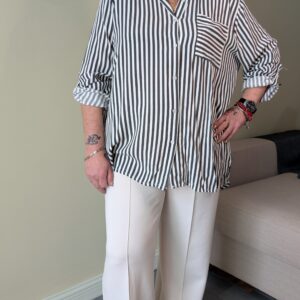 Camisa de rayas verticales blanco y negro suavizado