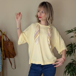 Camiseta mujer con pañuelo decorativo