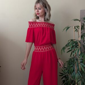 modelo posando de frente con un conjunto rojo de dos piezas con top y pantalones