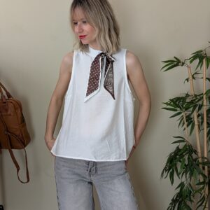 Blusa blanca sin mangas con lazada estampada para mujer