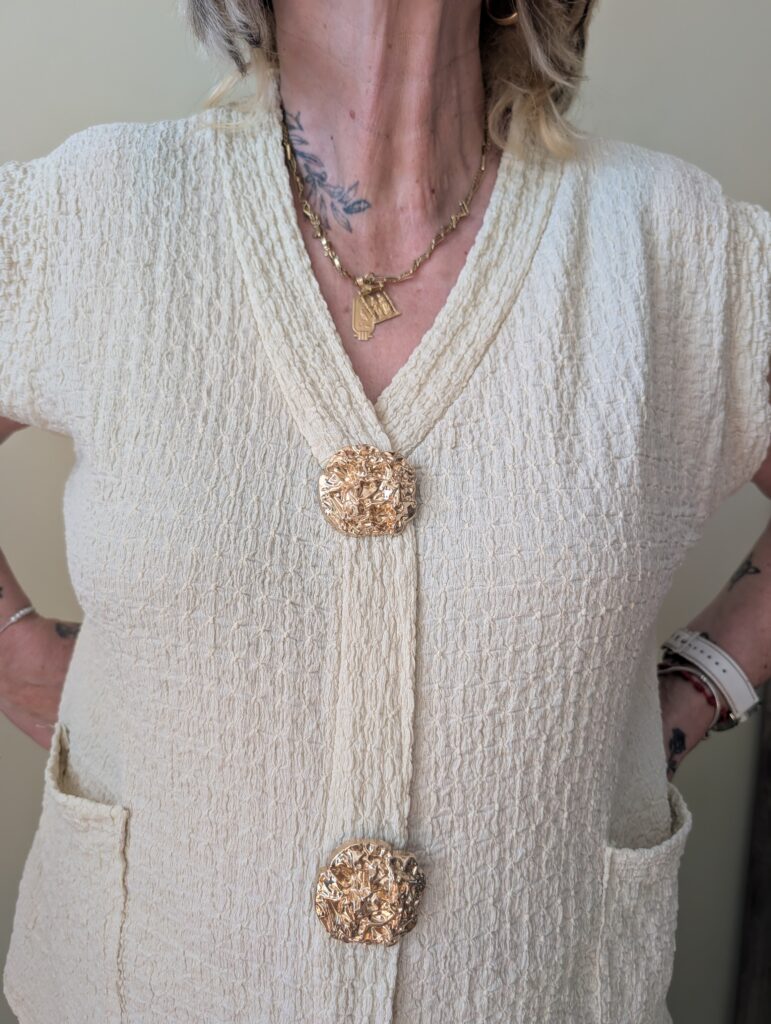 El conjunto beige con botones dorados y pantalón ancho ideal para entretiempo en tallas grandes