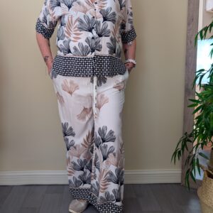 Conjunto estampado tropical para mujer con blusa fluida de manga corta y pantalón palazzo de pernera ancha en tonos neutros