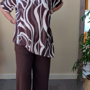 Conjunto elegante para mujer con blusa estampada marrón y pantalón palazzo de pernera ancha