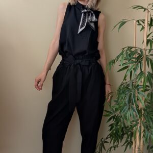 Pantalón negro elegante mujer frontal con cinturón