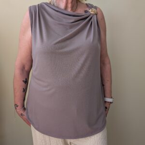Blusa Taupe con Broche Dorado y Escote Drapeado vista frontal mostrando su caída fluida
