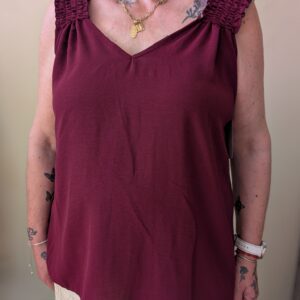 Blusa Burdeos con Tirantes Fruncidos y Escote en Pico detalle frontal del escote
