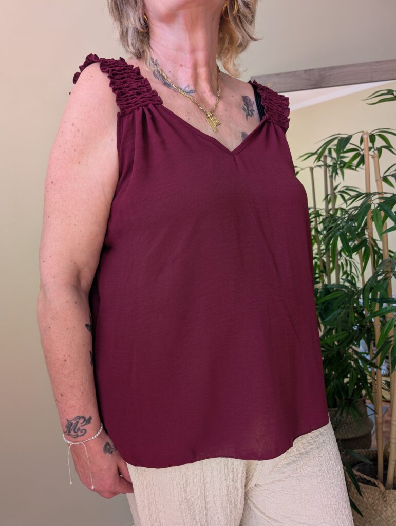 Blusa Burdeos con Tirantes Fruncidos y Escote en Pico vista frontal completa
