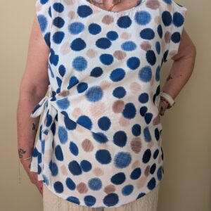Blusa de lunares azul marino con lazo lateral para mujer vista frontal completa