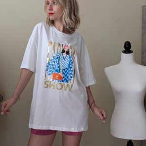 Camiseta blanca oversize estampada mujer con diseño Fashion Show
