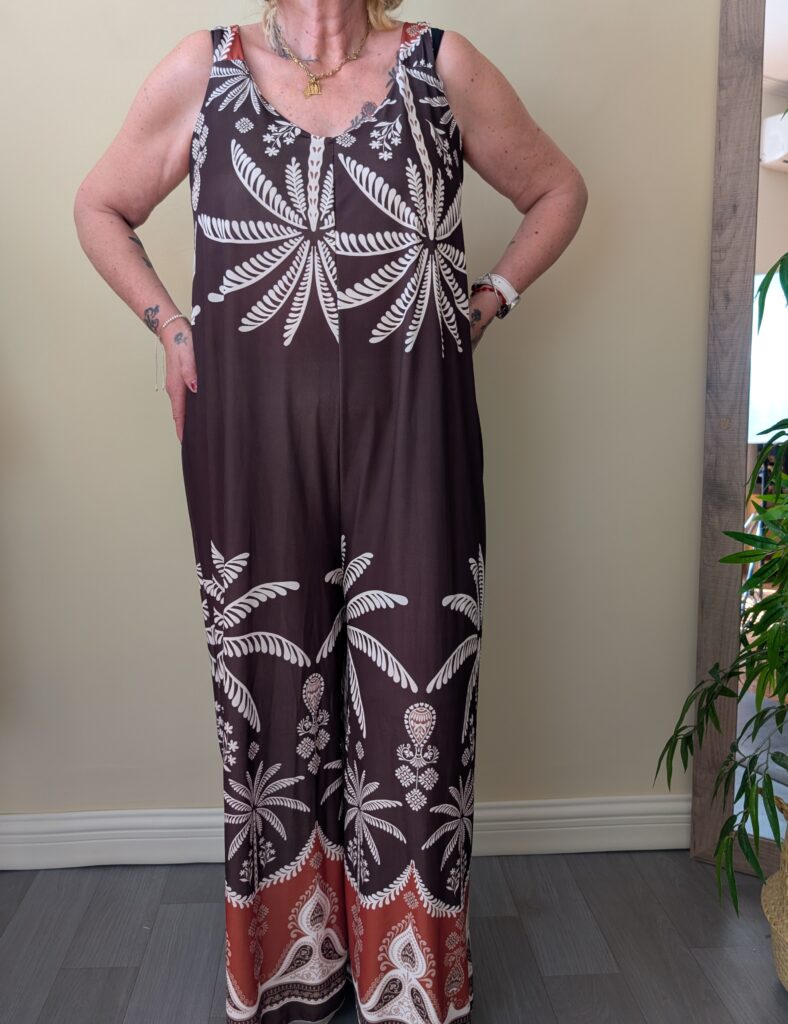 Mono largo de verano para mujer con estampado tropical de palmeras en tonos marrón, beige y terracota