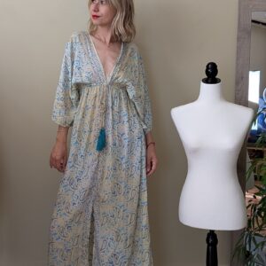 Vestido largo boho estampado en tonos azul y beige con diseño fluido
