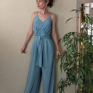 Mono largo de mujer color verde agua con escote en pico, cinturón a juego y pantalón ancho de caída fluida