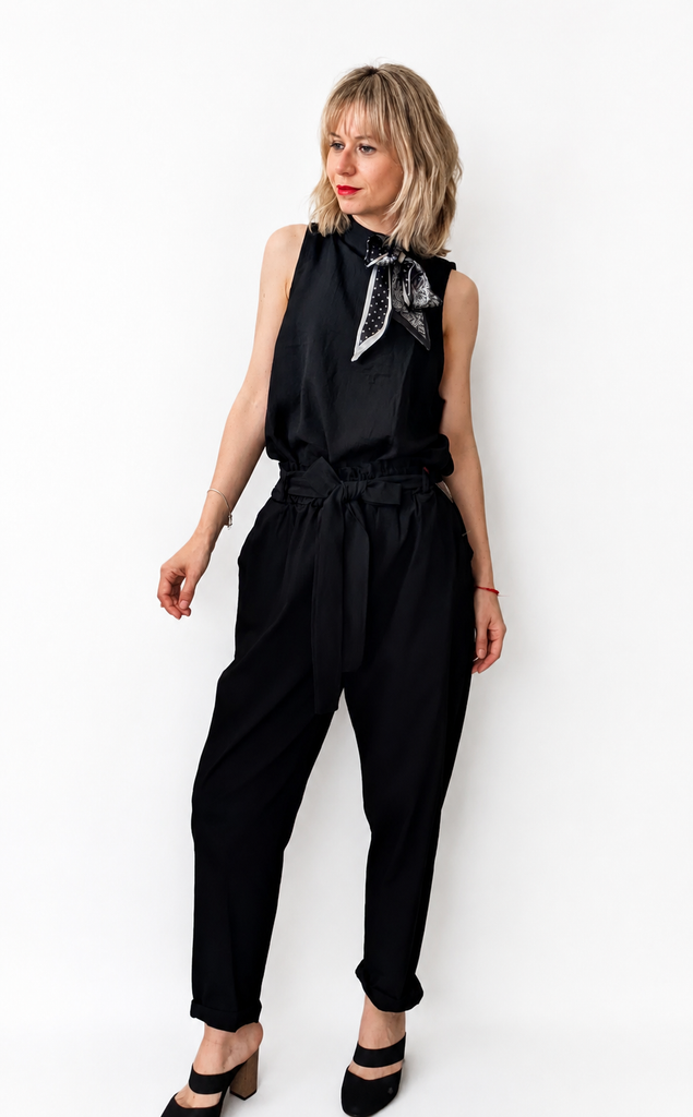 Mujer con pantalón pirata negro