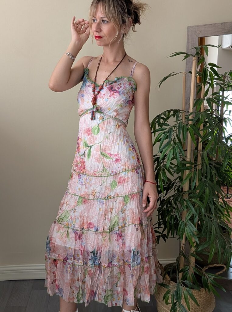 Detalle del estampado floral y escote con volante del vestido largo para mujer con collar incluido
